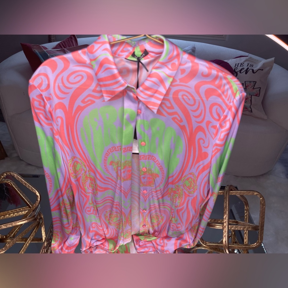 VERSACE. 100%AUTHENTIC. NEVER WORN SZ LARGE MUTLI COLOR MEDUSA MUSIC SHIRT.